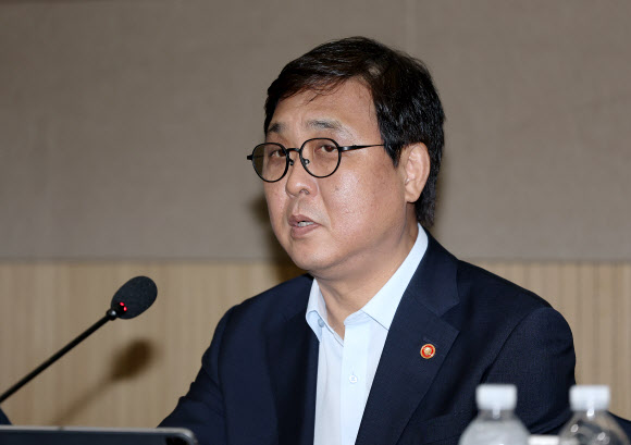 6일 서울 송파구 서울올림픽파크텔에서 열린 K-축구혁신위원회 출범식에서 공동위원장인 최휘영 문화체육관광부 장관이 발언하고 있다. 2026.7.6 [공동취재] 연합뉴스