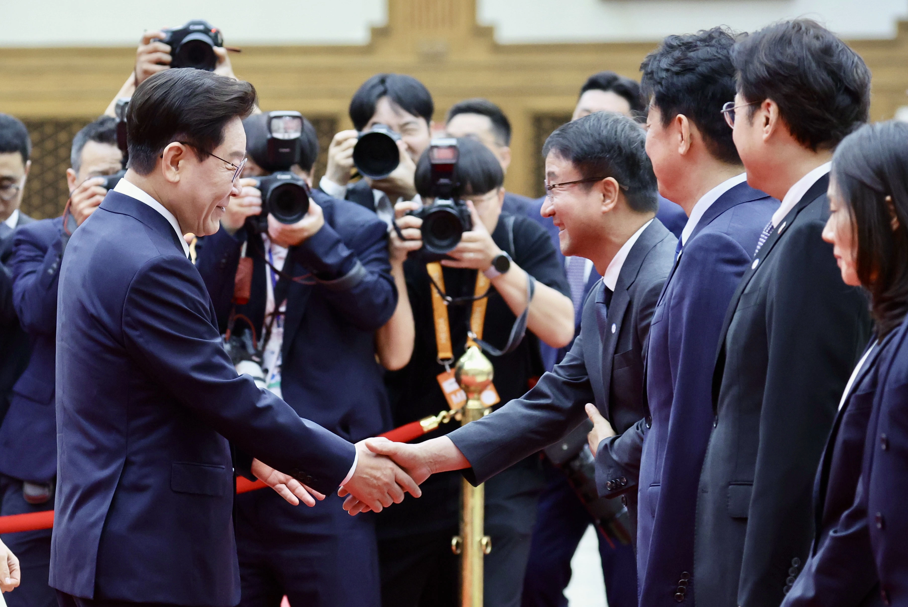 한병도 대표 직무대행과 악수하는 이재명 대통령  북대서양조약기구(NATO) 정상회의 참석 및 몽골을 국빈 방문하는 이재명 대통령이 7일 경기 성남 서울공항에서 출국하며 한병도 더불어민주당 당대표 직무대행 겸 원내대표와 악수하고 있다.