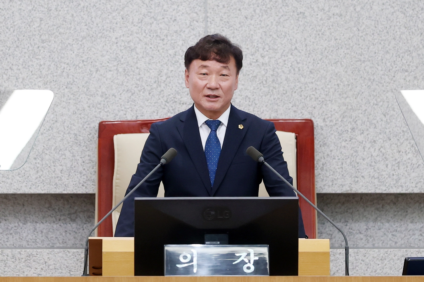 ▲ 제12대 경기도의회 전반기 의장으로 선출된 남종섭 의원이 당선 인사를 하고 있다. (사진=경기도의회)