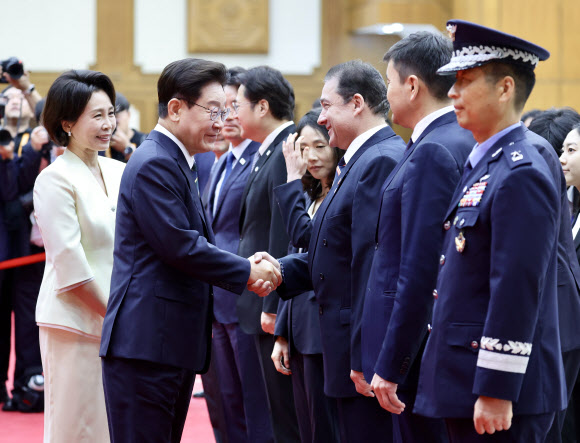 북대서양조약기구(NATO·나토) 정상회의 참석과 몽골 국빈 방문을 위해 출국하는 이재명 대통령이 7일 성남 서울공항에서 환송 나온 살리 무랏 타메르 주한 튀르키예 대사와 인사하고 있다. 2026.7.7 연합뉴스