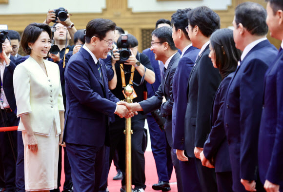 북대서양조약기구(NATO·나토) 정상회의 참석과 몽골 국빈 방문을 위해 출국하는 이재명 대통령이 7일 성남 서울공항에서 환송 나온 더불어민주당 한병도 대표 직무대행 겸 원내대표와 인사하고 있다. 2026.7.7 연합뉴스