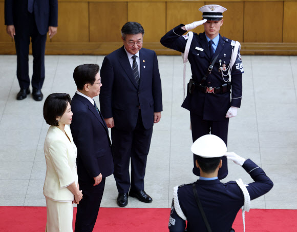 북대서양조약기구(NATO·나토) 정상회의 참석과 몽골 국빈 방문을 위해 출국하는 이재명 대통령 부부가 7일 성남 서울공항에서 공군1호기 탑승 전 환송객들을 바라보고 있다. 2026.7.7 연합뉴스