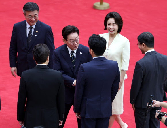 북대서양조약기구(NATO·나토) 정상회의 참석과 몽골 국빈 방문을 위해 출국하는 이재명 대통령이 7일 성남 서울공항에서 환송나온 강훈식 비서실장과 인사하고 있다. 2026.7.7 연합뉴스