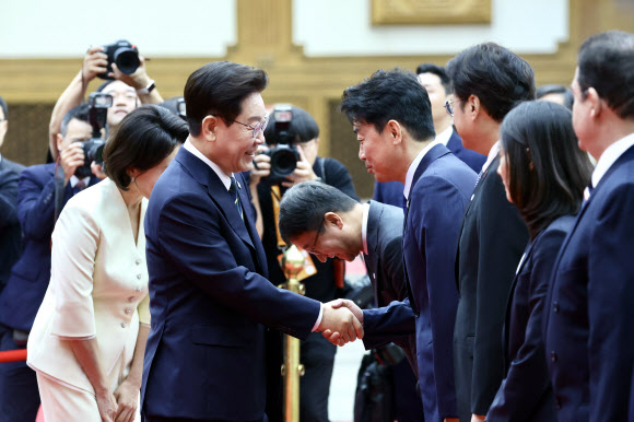 북대서양조약기구(NATO·나토) 정상회의 참석과 몽골 국빈 방문을 위해 출국하는 이재명 대통령이 7일 성남 서울공항에서 환송나온 강훈식 비서실장과 인사하고 있다. 2026.7.7 연합뉴스