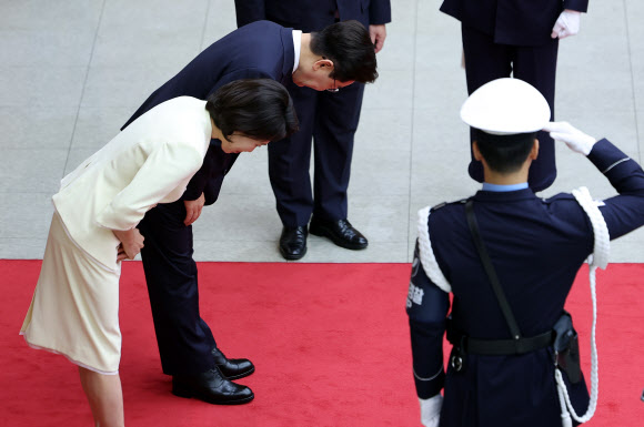 북대서양조약기구(NATO·나토) 정상회의 참석과 몽골 국빈 방문을 위해 출국하는 이재명 대통령 부부가 7일 성남 서울공항에서 환송객들을 향해 인사하고 있다. 2026.7.7 연합뉴스