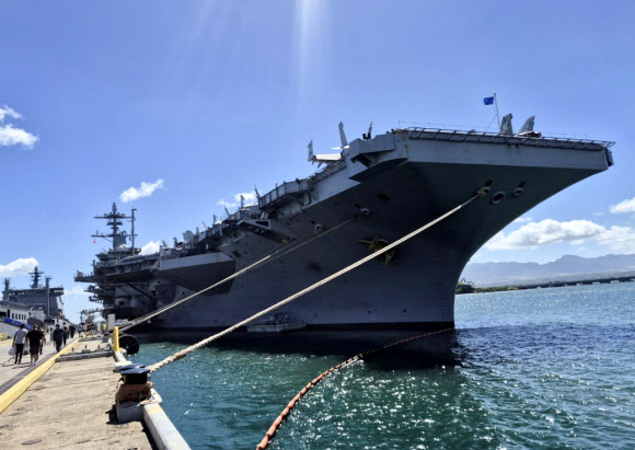 6일(현지시간) 미국 주도 세계 최대 다국적 해상훈련인 ‘2026 환태평양훈련’(RIMPAC·림팩) 훈련 참가를 위해 진주만에 정박한 미국 항공모함 시어도어 루스벨트함의 모습. 2026.7.7  연합뉴스