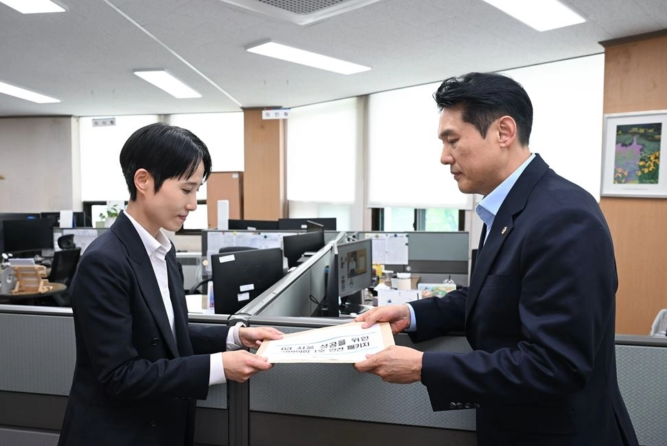 김길영 국민의힘 대표의원이 제12대 시의회 1·2호 의안을 공식 제출하고 있다. 서울시의회 제공