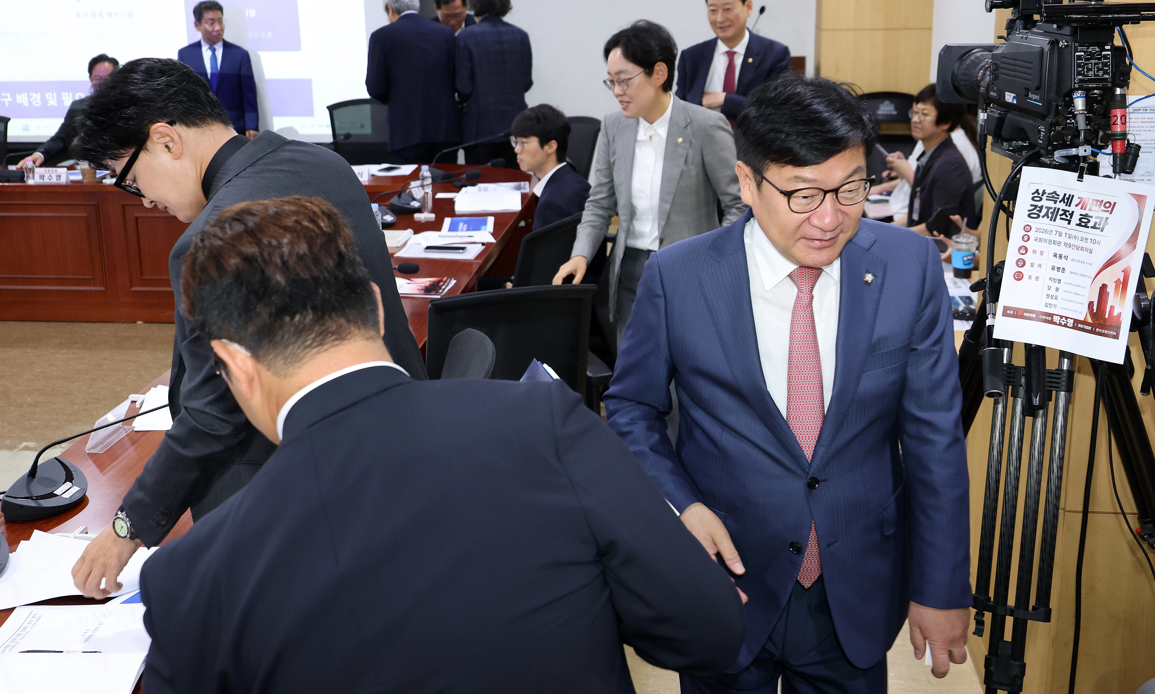 국민의힘 정점식 원내대표와 무소속 한동훈 의원이 1일 국회 의원회관에서 열린 ‘상속세 개편의 경제적 효과’ 토론회에서 참석자들과 인사를 나눈 뒤 이석하고 있다. 연합뉴스
