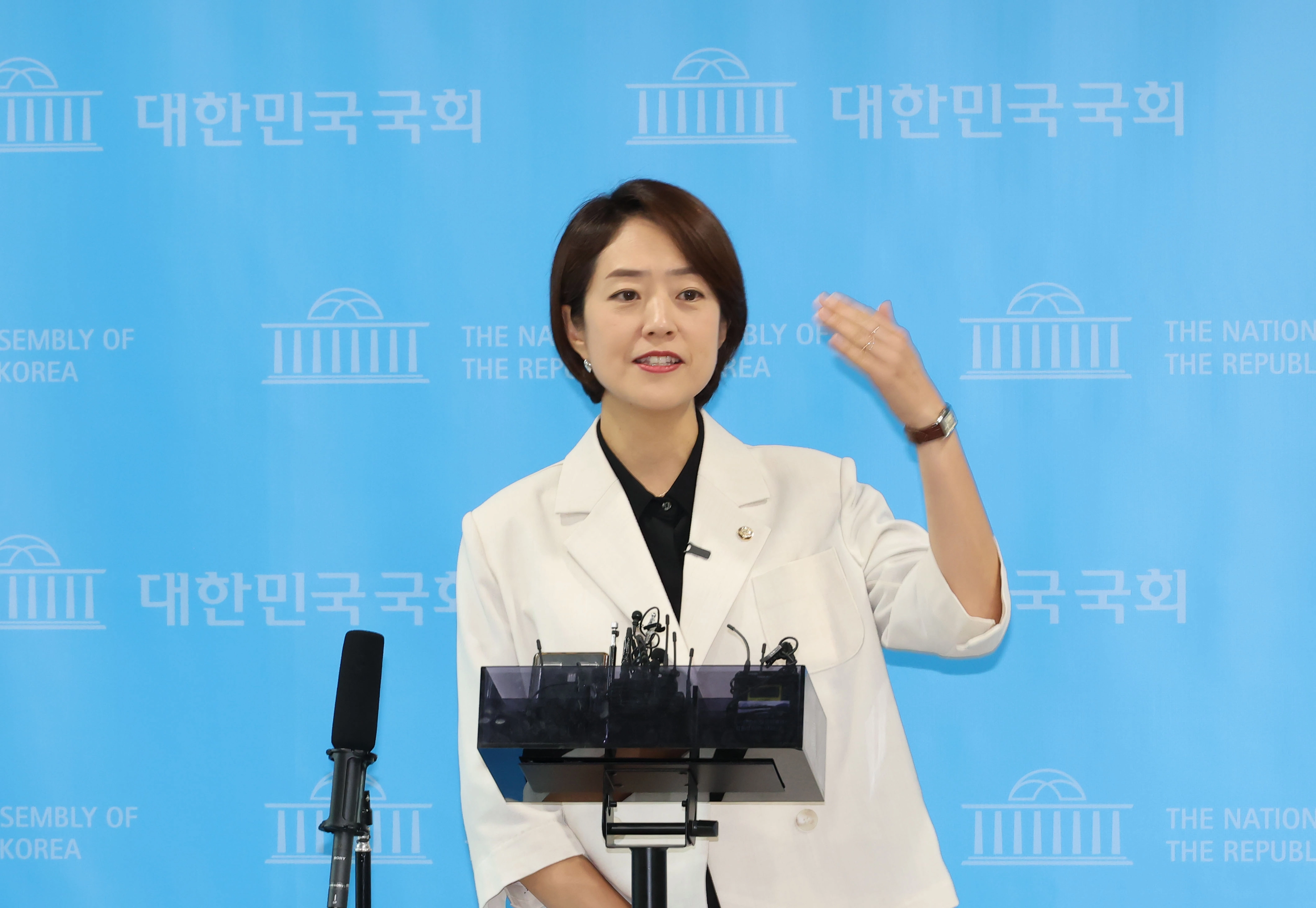 고민정, 당권 도전 공식 선언  더불어민주당 고민정 의원이 8일 국회 소통관에서 당 대표 출마 선언 기자회견을 하고 있다.