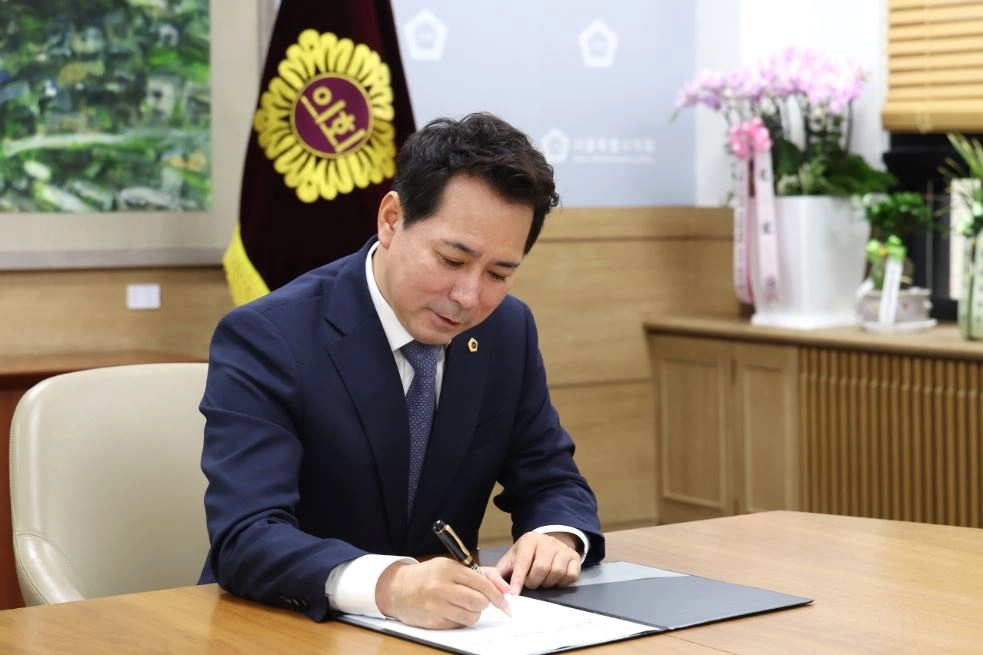 임만균 의장이 ‘제1호 결재’를 승인하고 있다. 서울시의회 제공