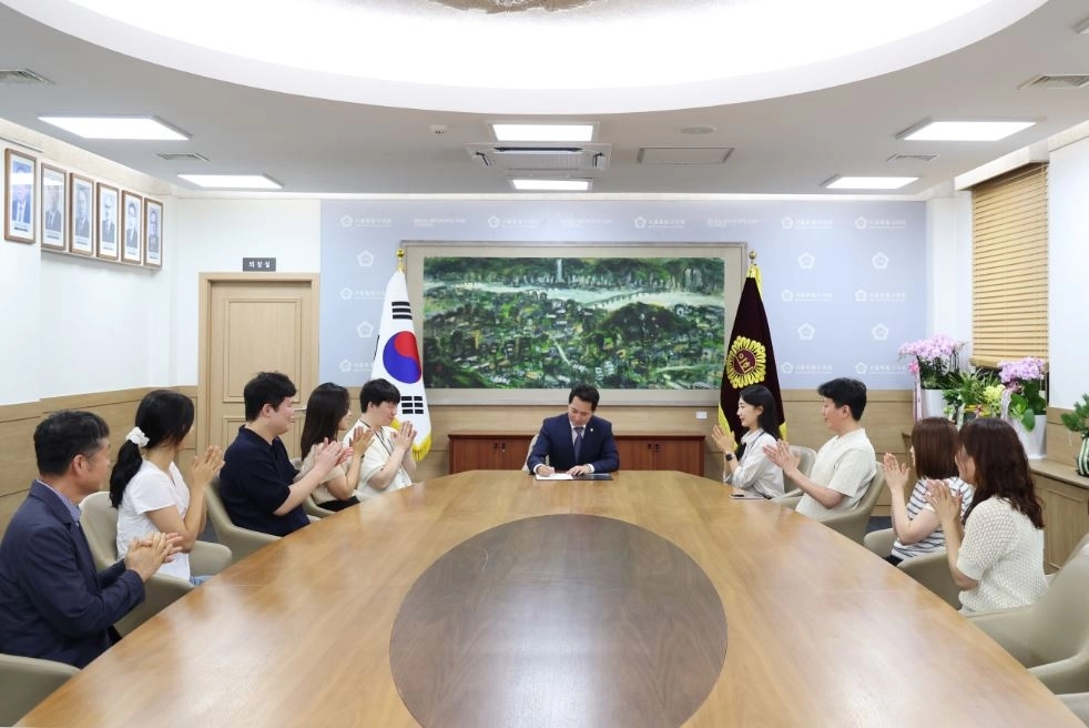 임만균 의장(가운데)이 ‘제1호 결재’를 승인하고 있다. 서울시의회 제공