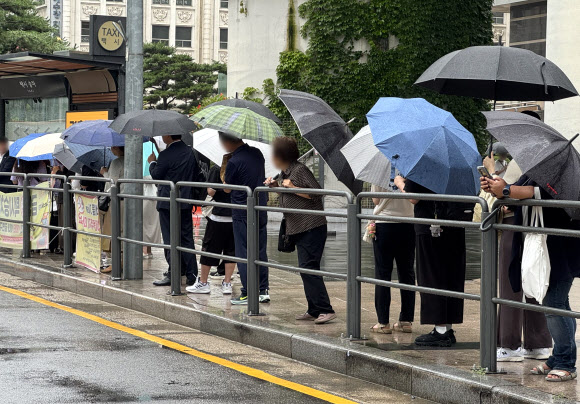 서울 지하철 1호선 일부 구간에서 단전으로 열차 운행에 차질이 빚어진 8일 용산역 택시 정류장에서 시민들이 택시를 기다리고 있다. 2026.7.8  연합뉴스