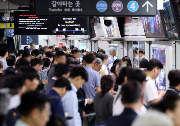 서울 지하철 1호선 일부 구간에서 단전으로 열차 운행에 차질이 빚어진 8일 서울역에서 시민들이 열차를 기다리고 있다. 2026.7.8  연합뉴스