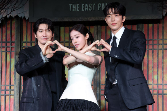 8일 서울 영등포구 페어몬트 앰배서더에서 열린 넷플릭스 시리즈 ‘동궁’ 제작발표회에서 배우들이 포즈를 취하고 있다. 왼쪽부터 조승우, 노윤서, 남주혁. 2026.7.8  연합뉴스