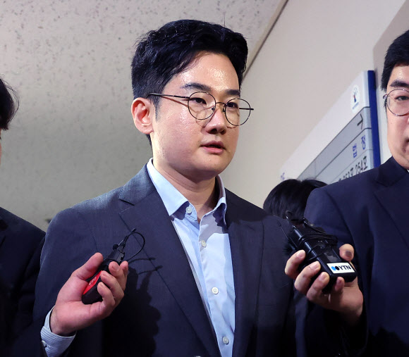 지난 6·3 지방선거에서 피습 자작극 의혹을 받는 정이한 전 개혁신당 부산시장 후보가 8일 부산지방법원에 구속 전 피의자 심문(영장실질심사)에 출석하기위해 법정에 들어서고 있다. 2026.7.8  연합뉴스