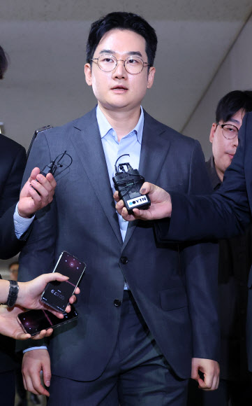 지난 6·3 지방선거에서 피습 자작극 의혹을 받는 정이한 전 개혁신당 부산시장 후보가 8일 부산지방법원에 구속 전 피의자 심문(영장실질심사)에 출석하기위해 법정에 들어서고 있다. 2026.7.8  연합뉴스