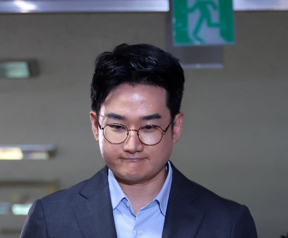 지난 6·3 지방선거에서 피습 자작극 혐의를 받는 정이한 전 개혁신당 부산시장 후보가 8일 부산지방법원에 구속 전 피의자 심문(영장실질심사)에 출석하기위해 법정에 들어서고 있다. 2026.7.8  연합뉴스
