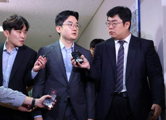 지난 6·3 지방선거에서 피습 자작극 혐의를 받는 정이한 전 개혁신당 부산시장 후보가 8일 부산지방법원에 구속 전 피의자 심문(영장실질심사)에 출석하기위해 법정에 들어서고 있다. 2026.7.8  연합뉴스