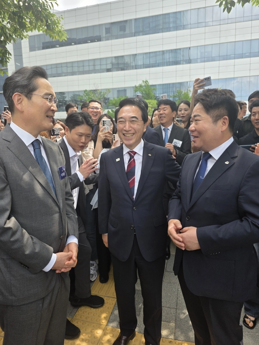오세현 아산시장(오른쪽)이 박수현 충남도지사(가운데), 이재용 삼성전자 회장과 이야기를 나누고 있다. 서울신문DB