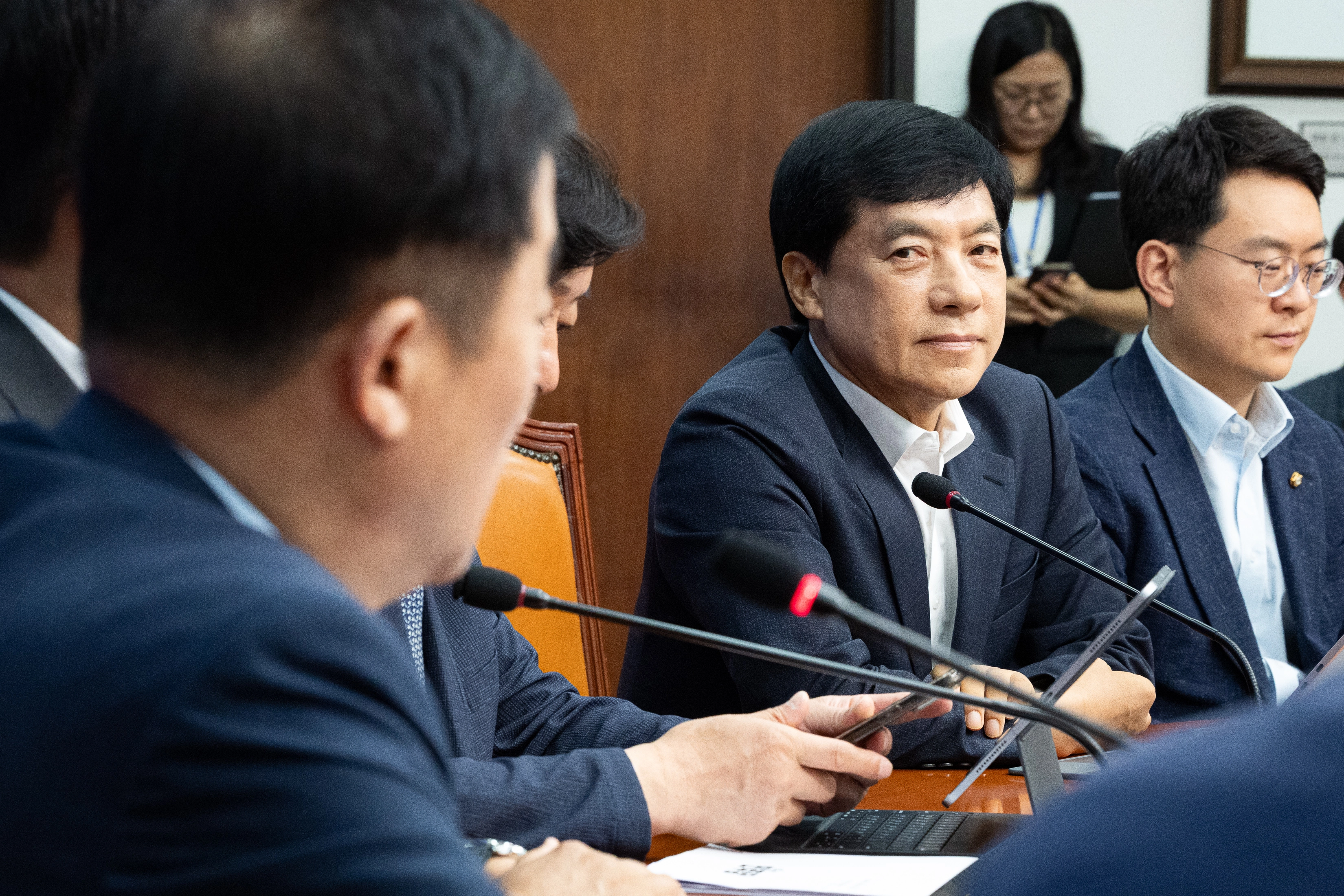 강득구 바라보는 이성윤  이성윤 더불어민주당 최고위원이 8일 국회에서 열린 최고위원회의에서 강득구 최고위원의 모두 발언을 바라보고 있다.