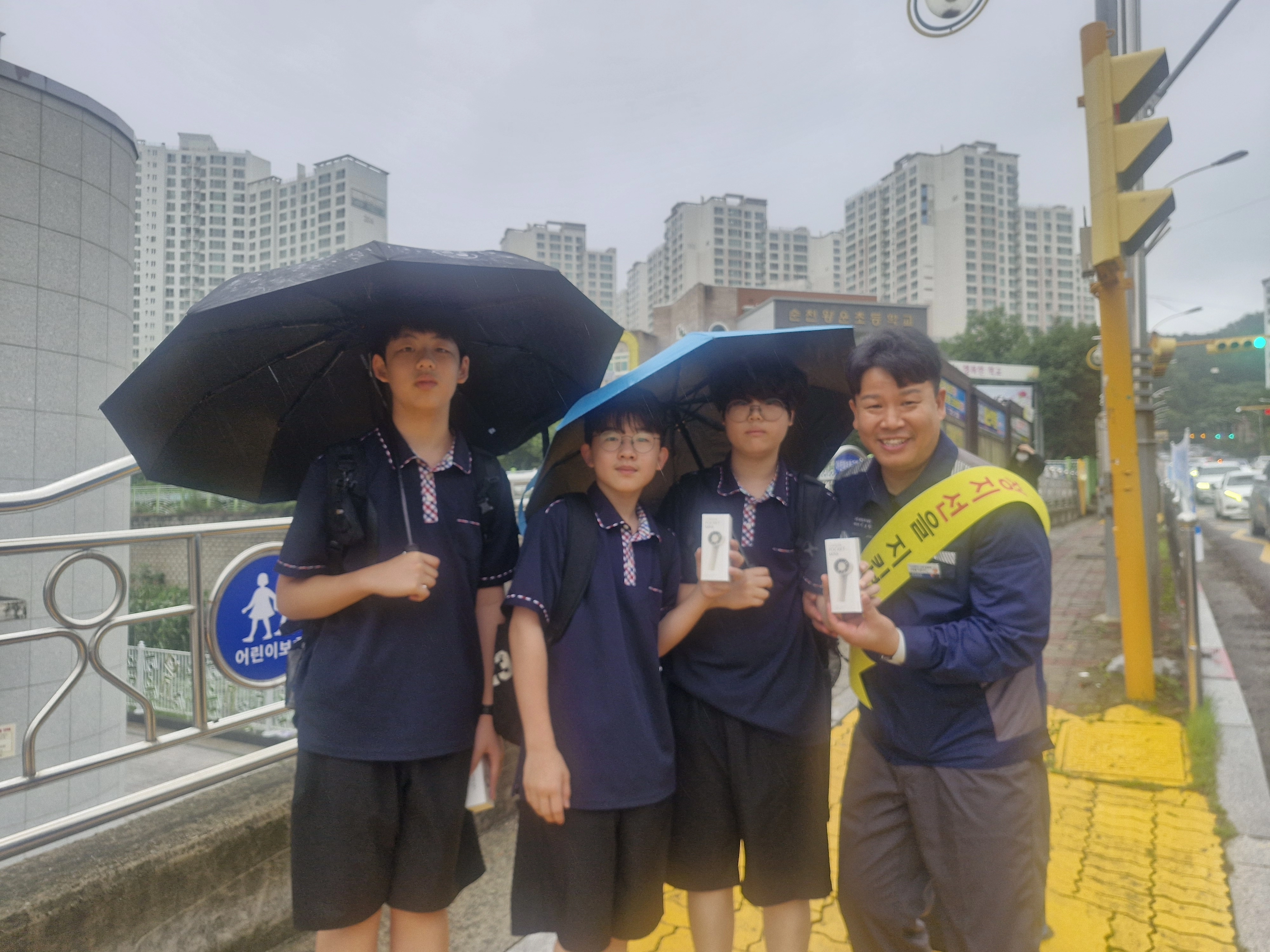현대제철 순천공장이 순천왕운초와 왕운중학교 일대에서 민관 합동 교통안전 캠페인을 펼쳤다.