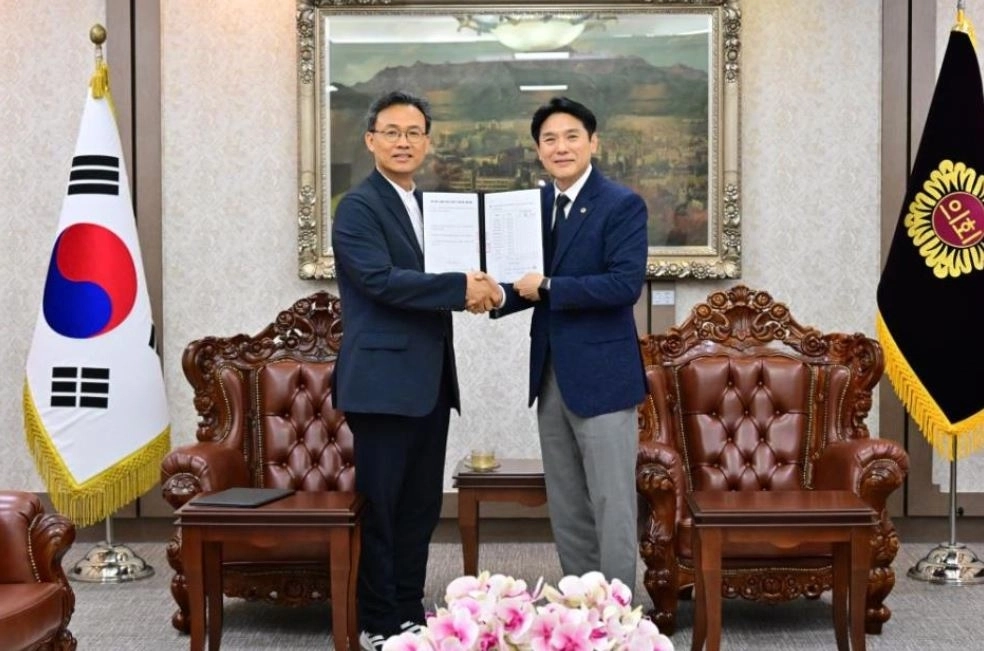 더불어민주당 이상훈 대표의원(왼쪽)과 국민의힘 김길영 대표의원. 서울시의회 제공