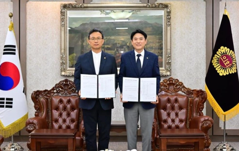 기념촬영하는 더불어민주당 이상훈 대표의원(왼쪽)과 국민의힘 김길영 대표의원. 서울시의회 제공