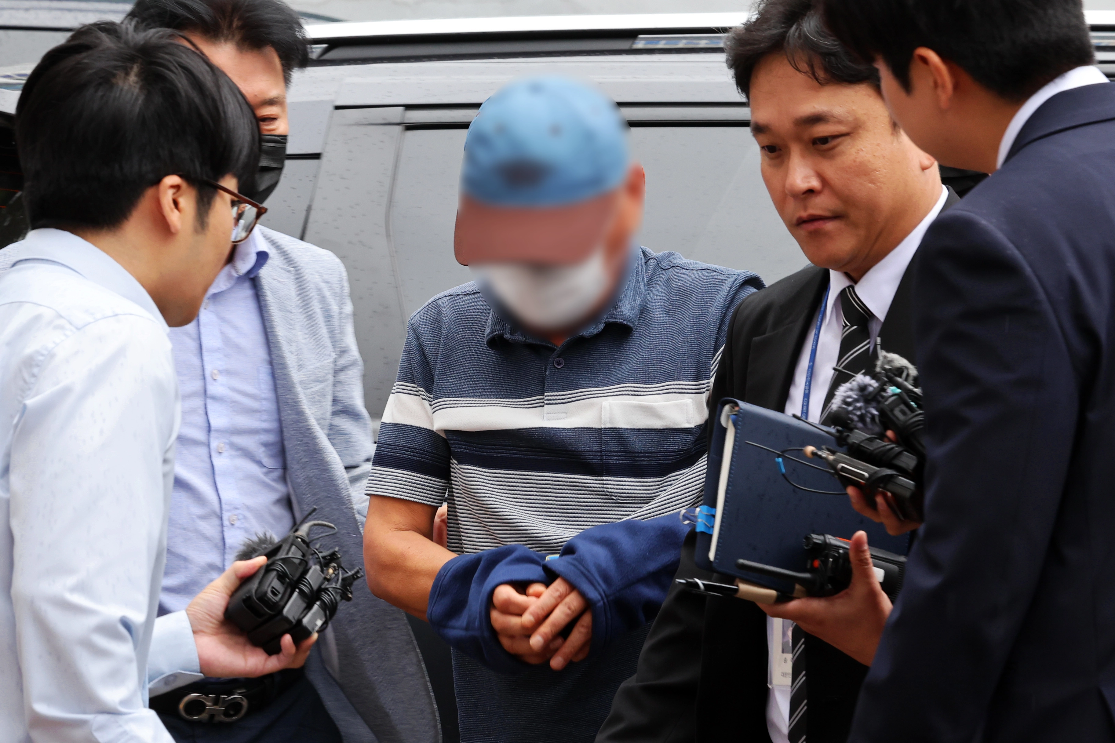 ‘여고생 살해범’ 장윤기 사건의 증거를 인멸한 혐의를 받는 광주 광산경찰서 수사팀장 A 경감이 8일 오전 전남광주통합특별시 동구 광주지방법원에서 열린 구속 전 피의자 심문(영장실질심사)에 출석하고 있다. 2026.7.8. 연합뉴스