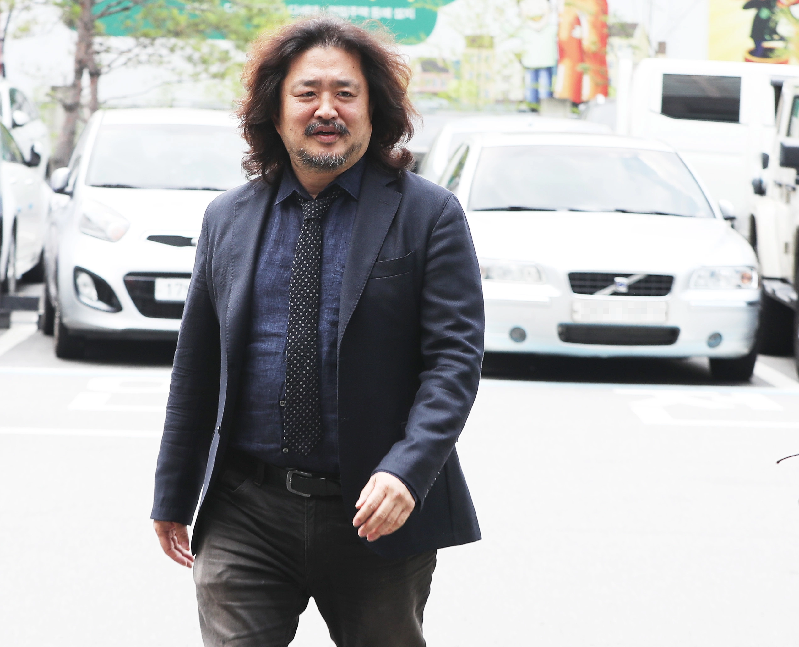 방송인 김어준이 이재명 경기지사의 ‘여배우 스캔들’과 관련 참고인 조사를 받기 위해 2018년 7월 24일 오전 경기도 성남시 분당경찰서로 들어가고 있다. 2018.7.24