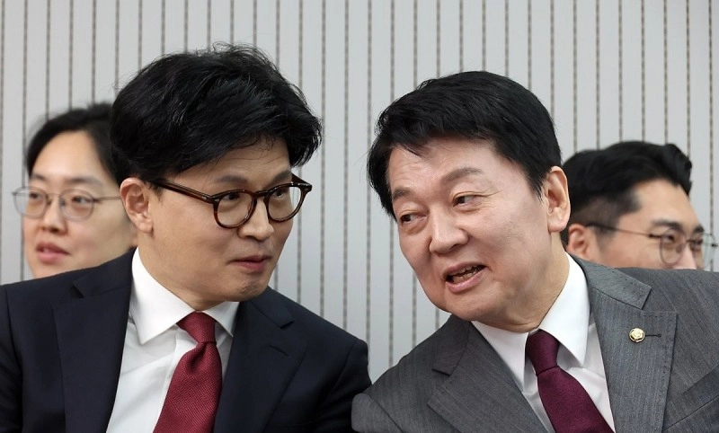 대화하는 한동훈·안철수 의원. 연합뉴스