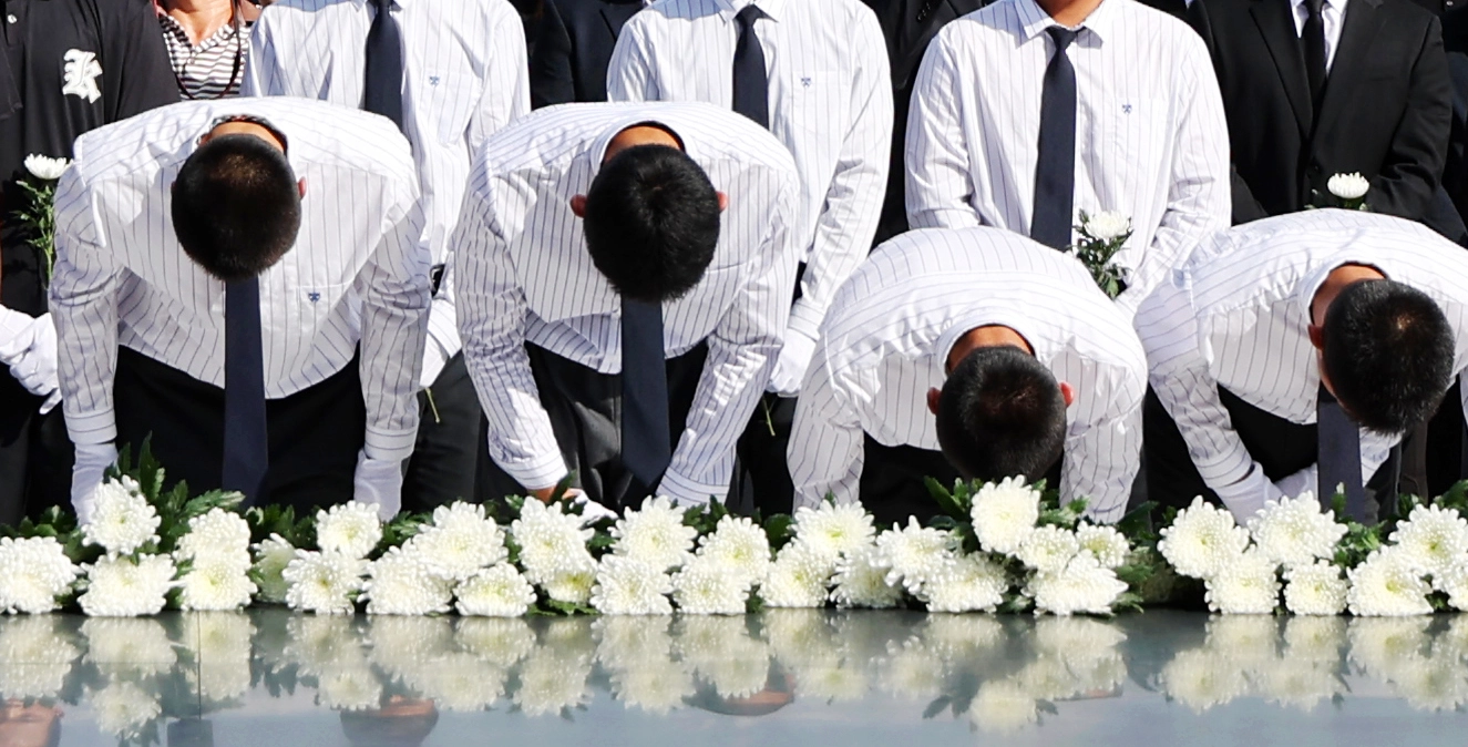참배하는 배재고 야구부  6일 오후 전남광주통합특별시 북구 국립 5·18 민주묘지에서 배재고등학교 야구부 학생들이 참배하고 있다. 배재고 야구부 학생들은 최근 고교야구선수권대회에서 “스타벅스 가야지”라는 5·18 조롱 응원 구호로 공분을 샀다. 2026.7.6 [공동취재] 연합뉴스