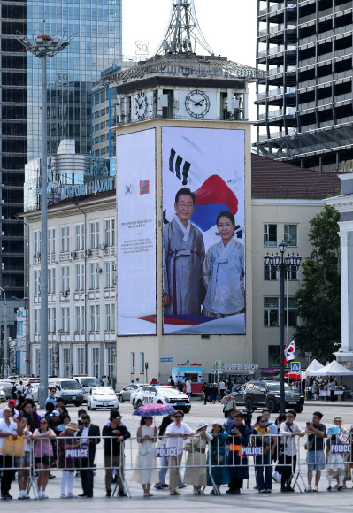 9일(현지시간) 이재명 대통령의 몽골 국빈방문 공식 환영식이 열리는 울란바타르 수흐바타르 광장 인근 건물에 한복을 입은 이 대통령 부부의 대형 사진이 걸려 있다. 2026.7.9 연합뉴스