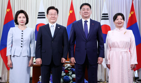 몽골을 국빈 방문한 이재명 대통령 부부가 9일(현지시간) 울란바타르 정부청사에서 오흐나 후렐수흐 대통령 부부와 기념촬영을 하고 있다. 2026.7.9 연합뉴스