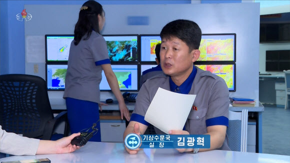 김광혁 북한 기상수문국 실장이 9일 조선중앙TV와의 인터뷰에서 이날 밤부터 장마전선이 북위 39도 부근까지 북상하고 저기압골의 영향이 합쳐지면서 폭우를 동반한 100∼150㎜의 많은 비가 내릴 것이라고 예보했다. 2026.7.9. 조선중앙TV 화면·연합뉴스