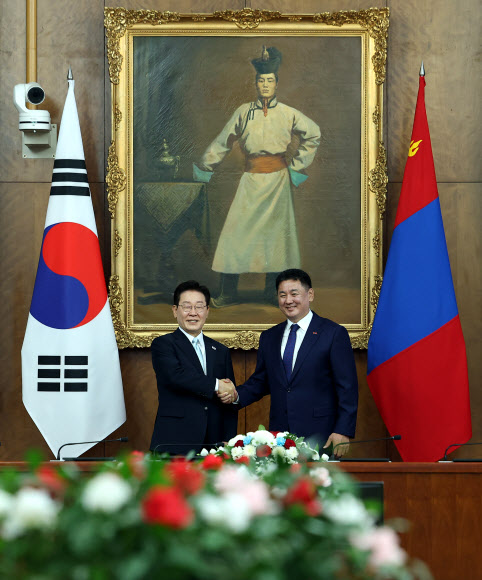 이재명 대통령과 오흐나 후렐수흐 몽골 대통령이 9일(현지시간) 울란바타르 정부청사에서 정상회담에 앞서 악수하고 있다. 2026.7.9. 연합뉴스