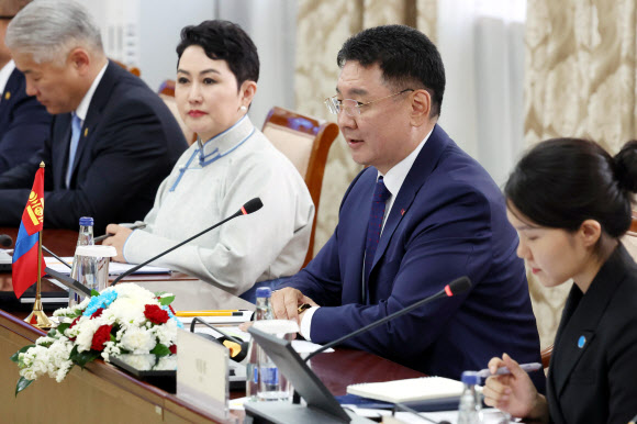 오흐나 후렐수흐 몽골 대통령이 9일(현지시간) 울란바타르 정부청사에서 열린 이재명 대통령과의 정상회담에서 발언하고 있다. 2026.7.9 연합뉴스