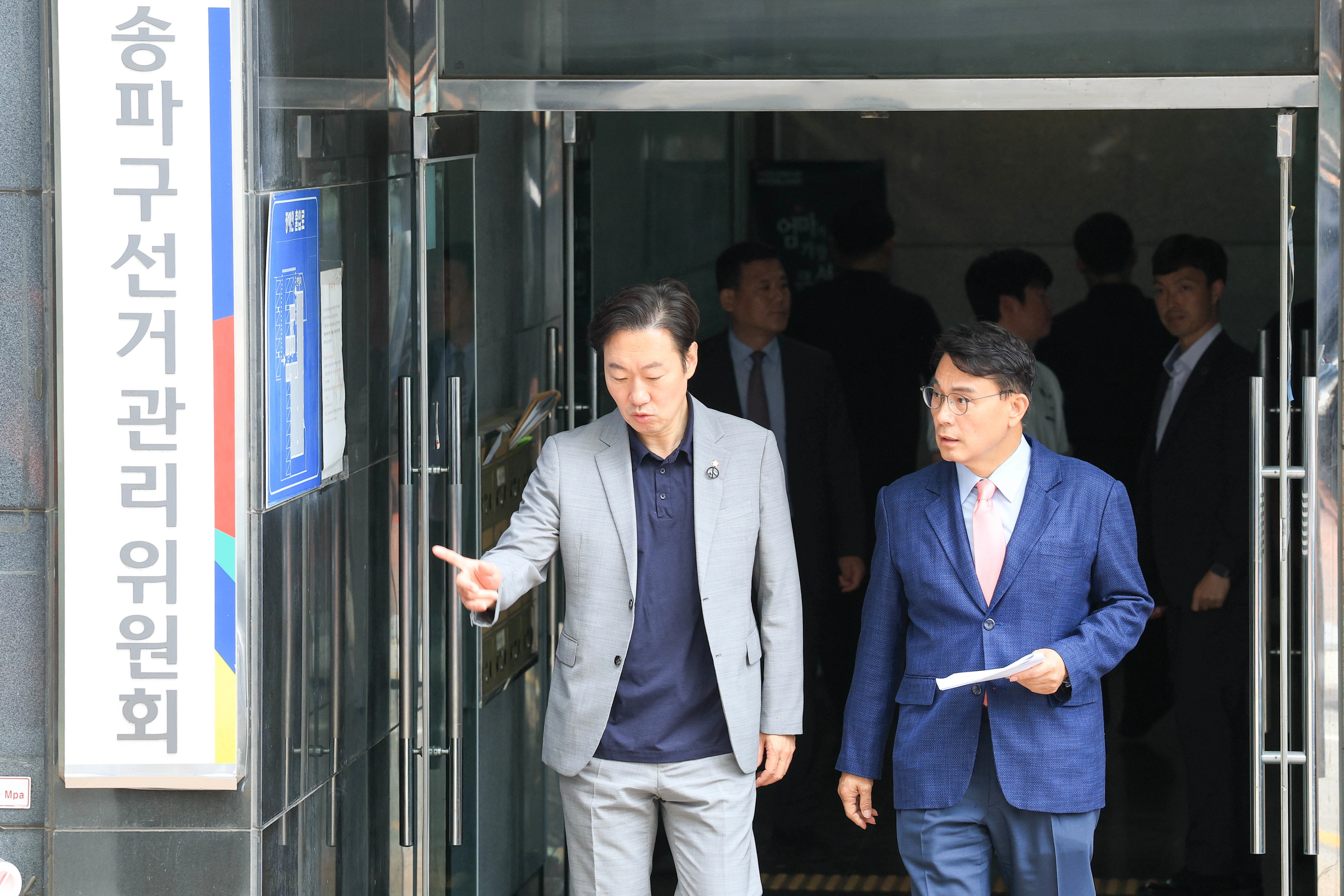 윤상현 6·3 지방선거 투표용지 부족 사태 국정조사특별위원회 위원장과 박수민 의윈이 2일 서울 송파구 선거관리위원회에서 열린 ‘투표용지 부족 사태 관련 현장보고회’를 마친 뒤 이동하고 있다. 뉴스1