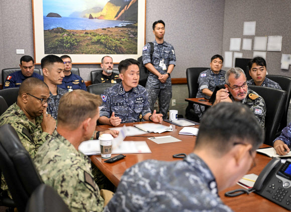 김인호 소장, 화상회의실에서 해상작전 논의