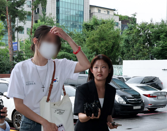 개표소 막은 혐의로 경찰 조사 출석하는 ‘올다르크’