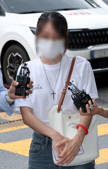 개표소 막은 혐의로 경찰 조사 출석하는 ‘올다르크’