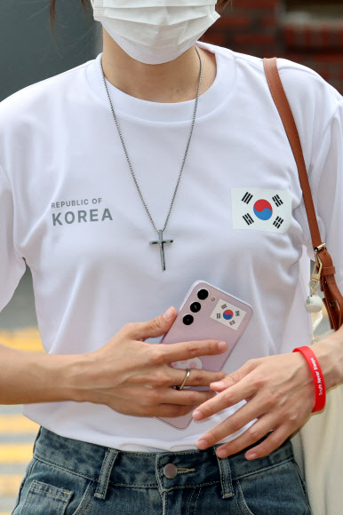 태극기와 함께 경찰 출석한 ‘올다르크’
