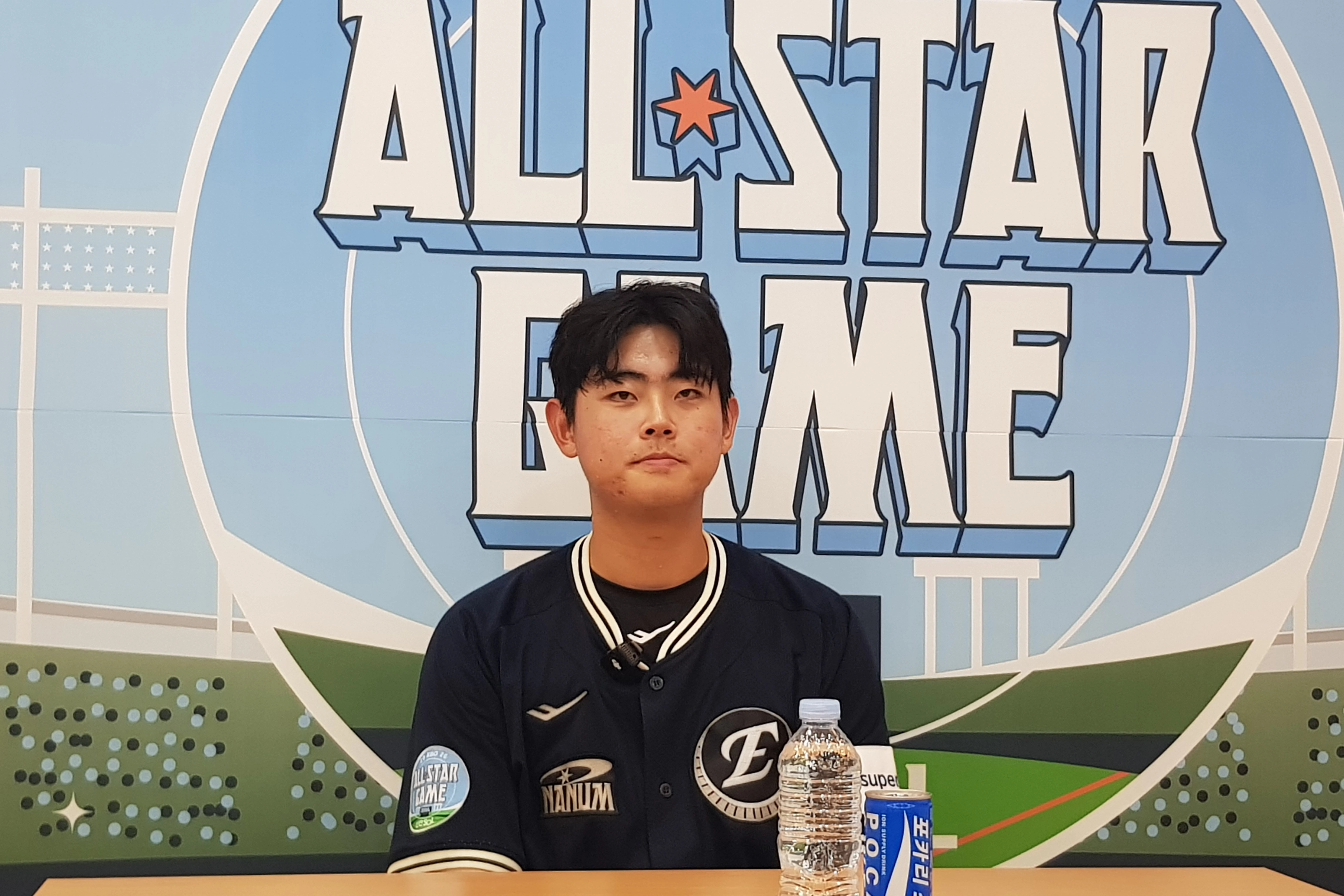 허인서(한화 이글스)가 11일 서울 잠실구장에서 열린 2026 프로야구 올스타전에서 최우수선수(MVP)로 선정된 뒤 취재진과 인터뷰하고 있다. 2026.7.11 류재민 기자