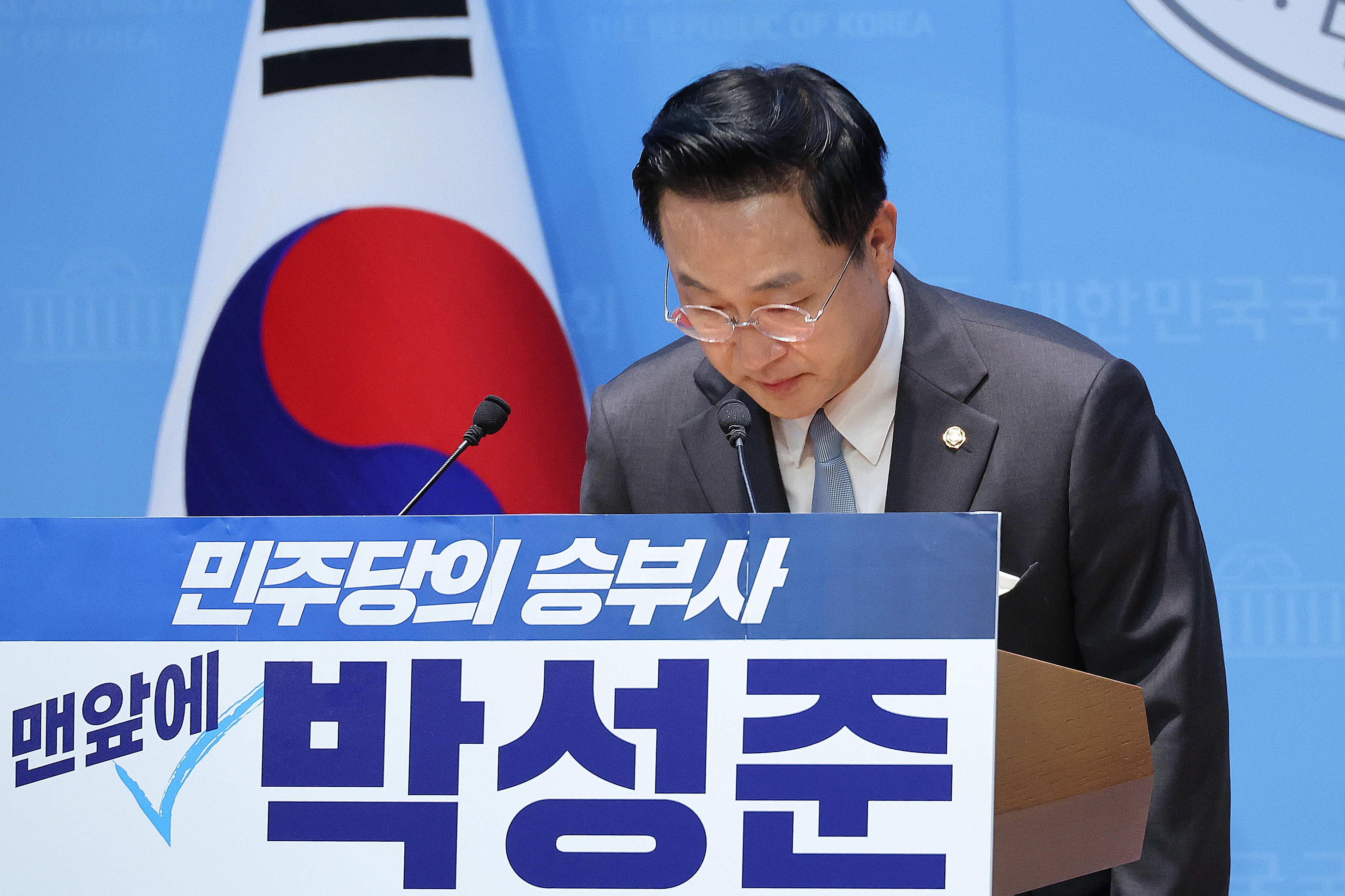 인사하는 박성준 ‘민주당 최고위원 출마’  박성준 더불어민주당 의원이 12일 국회 소통관에서 열린 최고위원 출마 기자회견에서 인사하고 있다. 2026.7.12 뉴스1