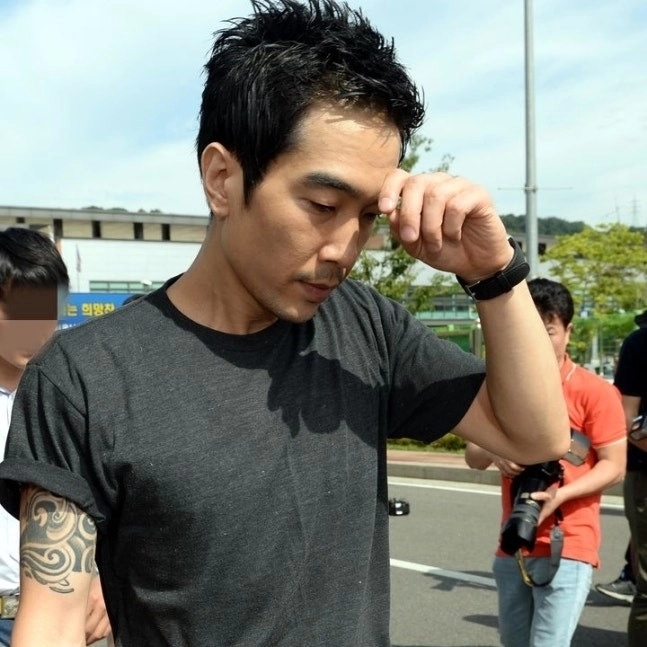 미성년자 3명을 성폭행하거나 강제추행한 혐의로 실형을 선고받아 복역한 그룹 룰라 출신 고영욱이 서울 구로구 천왕동에 위치한 남부교도소에서 출소하고 있다. 2015.07.10 뉴시스 자료사진