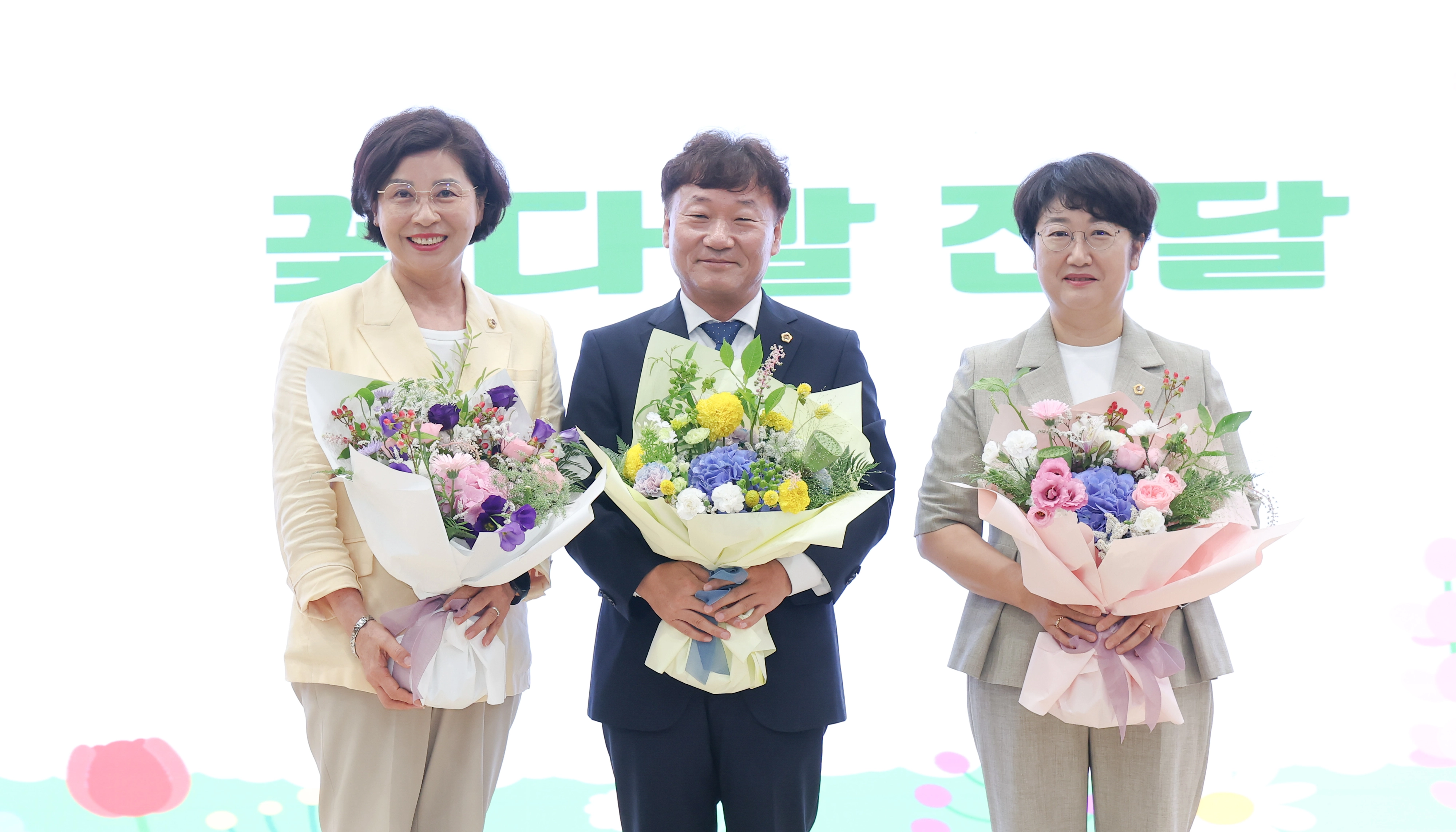 ▲ 제12대 경기도의회 후반기 의장단으로 선출된 고은정 부의장, 남종섭 의장, 김미숙 부의장(왼쪽부터)이 상견례 행사에서 축하 꽃다발을 든 채 환하게 웃으며 기념촬영을 하고 있다. (사진=경기도의회)