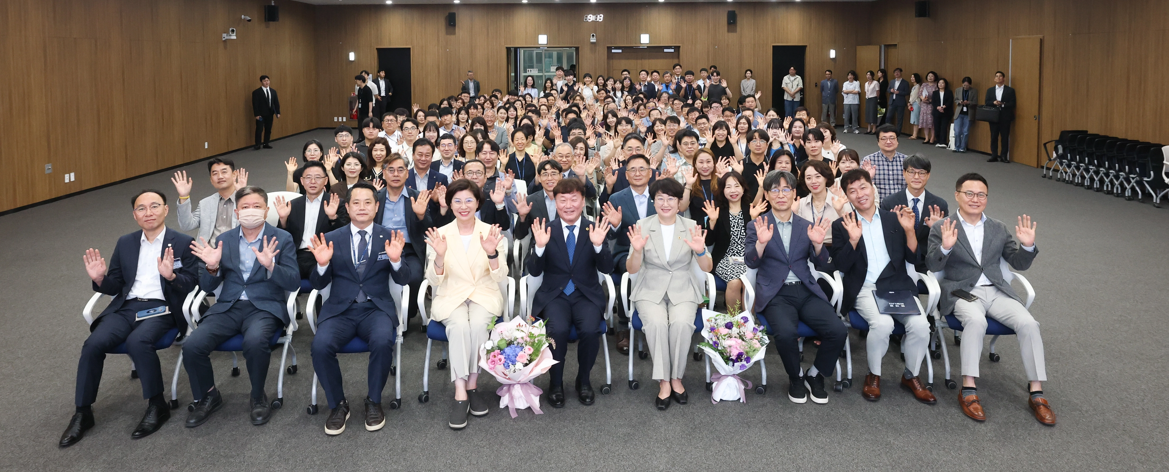 ▲ 남종섭 의장과 고은정·김미숙 부의장을 비롯한 제12대 경기도의회 의장단이 의회 대회의실을 가득 채운 사무처 직원들과 함께 손을 흔들며 기념촬영을 하고 있다. (사진=경기도의회)