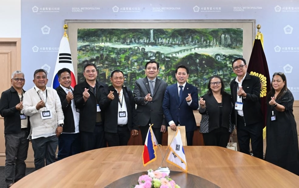 임만균 서울시의회 의장이 10일(금) 필리핀 서 민도로주 대표단과 기념사진을 촬영하고 있다. 서울시의회 제공