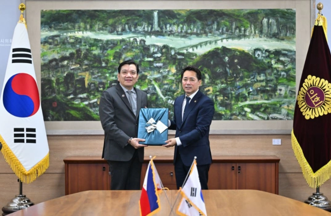 임만균 서울시의회 의장이 10일(금) 필리핀 서 민도로주 레오디 오디 F. 타리엘라 하원의원(왼쪽)과 기념품을 교환하고 있다. 서울시의회 제공