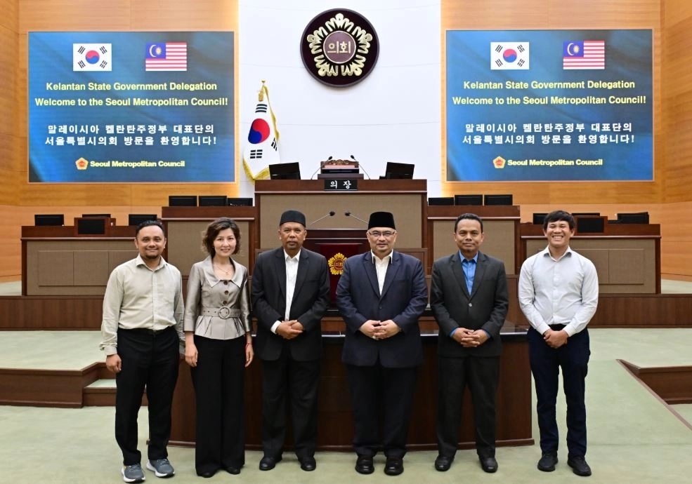 말레이시아 켈란탄주 대표단이 임만균 서울시의회 의장과의 면담 후 본회의장을 참관하고 있다. 서울시의회 제공