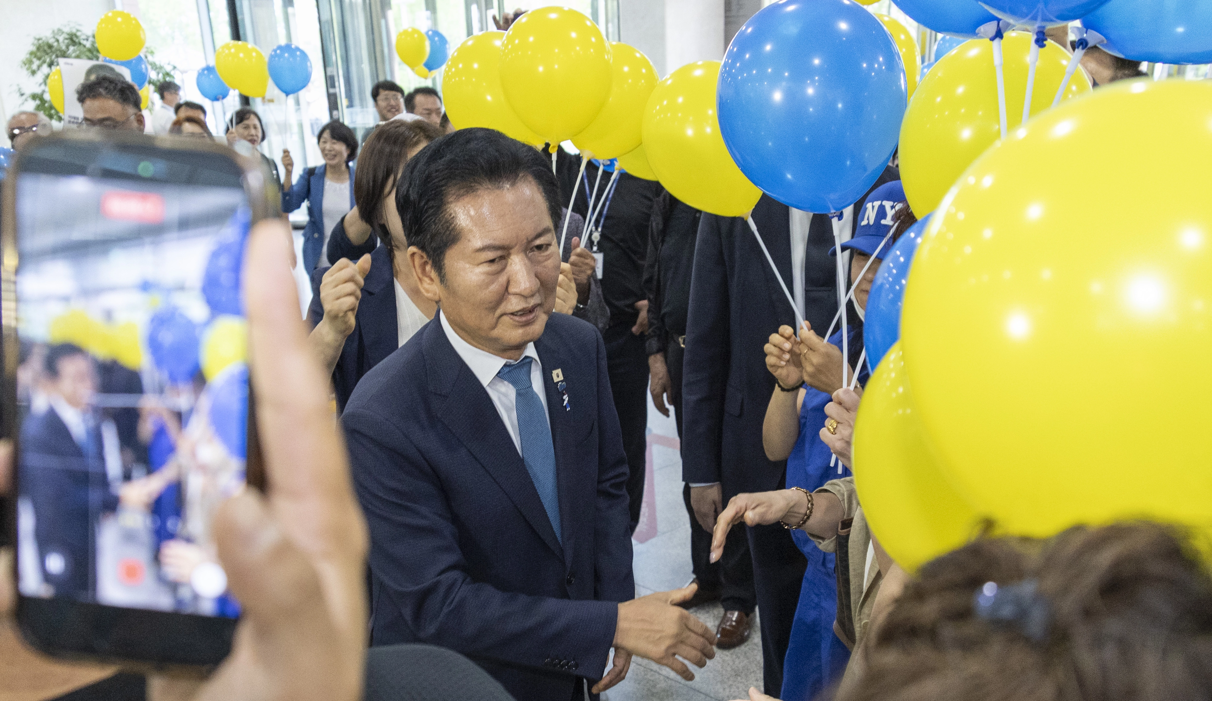 지지자들 환호 받으며 당 대표 연임 도전 회견 향하는 정청래  더불어민주당 정청래 전 대표가 13일 국회 소통관에서 지지자들의 환호를 받으며 8·17 전당대회에 당 대표 후보 출마 기자회견을 하기 위해 이동하고 있다.